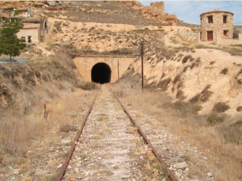 VÍA ABANDONADA Y CONTAMINADA.JPG