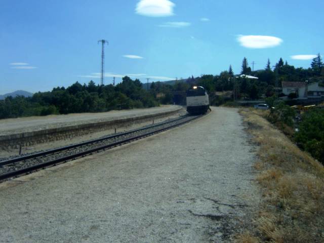 Talgo 333 renfe operadora y sentido Aranda de Duero(apeadero de Valdemanco).JPG