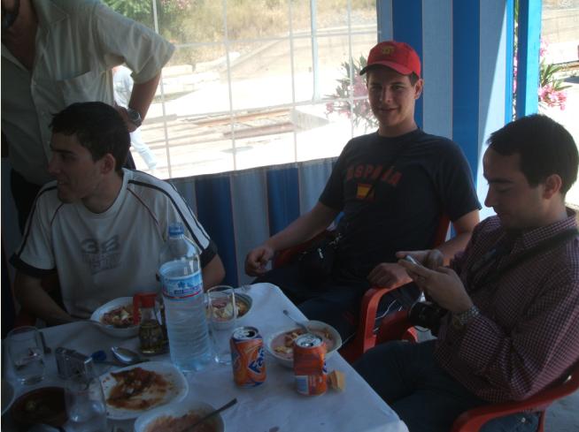 Grupo Cataplasma comiendo porra antequera (similar al salmorejo sin flamenquín), corner lado Málaga.JPG