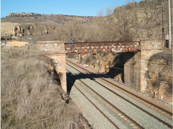 Pte sobre el ferrocarril.JPG